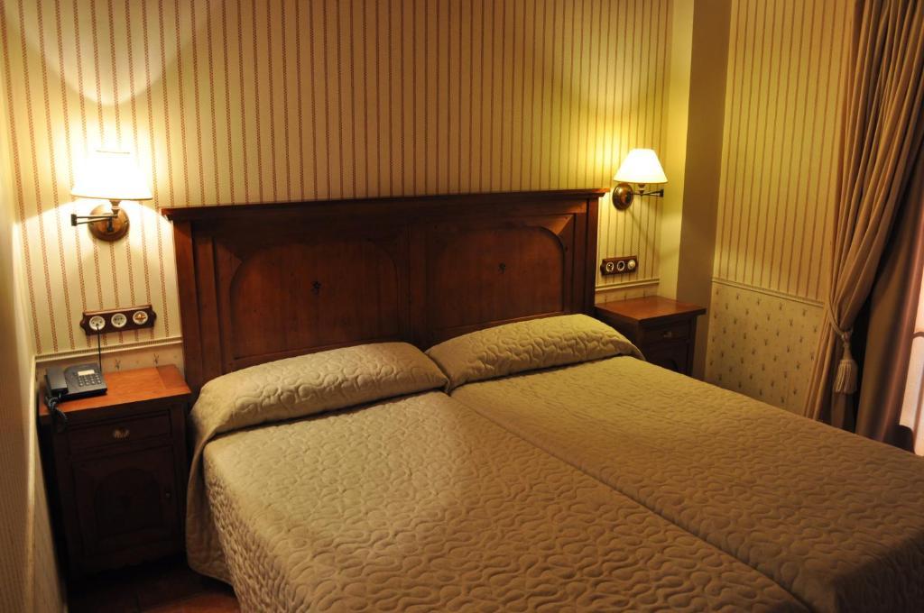 Hotel Bocale Sallent De Gallego Bilik gambar